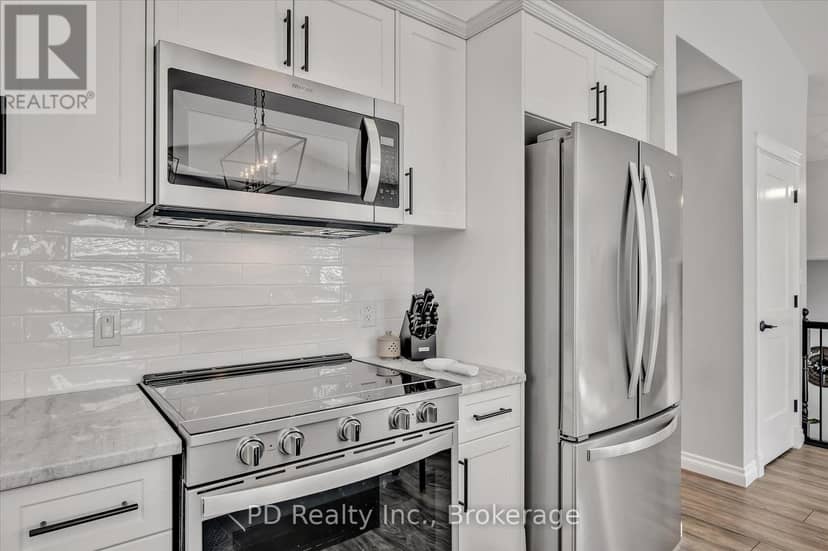 2 Queen Street N — photo 15 of 25