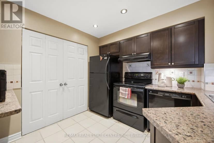 1414 - 8501 Bayview Avenue — photo 15 of 40