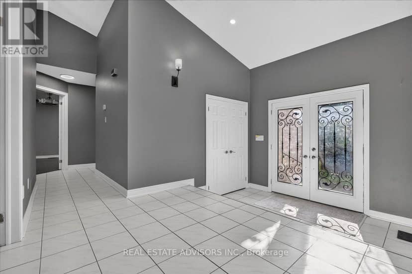 19 McConachie Crescent — photo 21 of 40