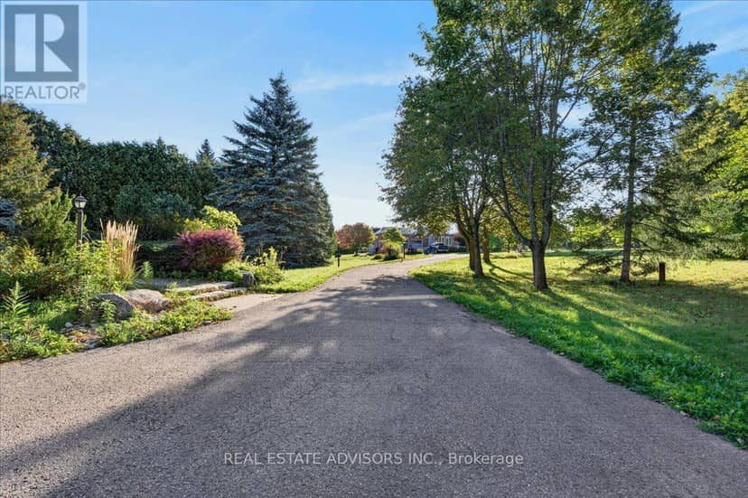 19 McConachie Crescent — photo 7 of 40