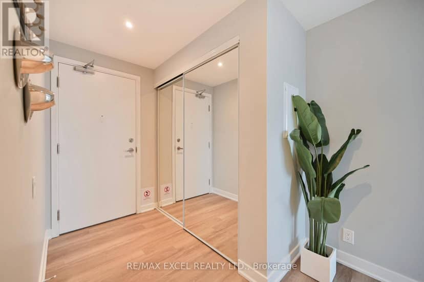 5004 - 15 Grenville Street — photo 7 of 34
