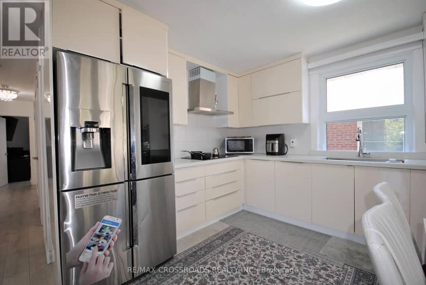 25 Arbutus Crescent, Toronto, photo 5