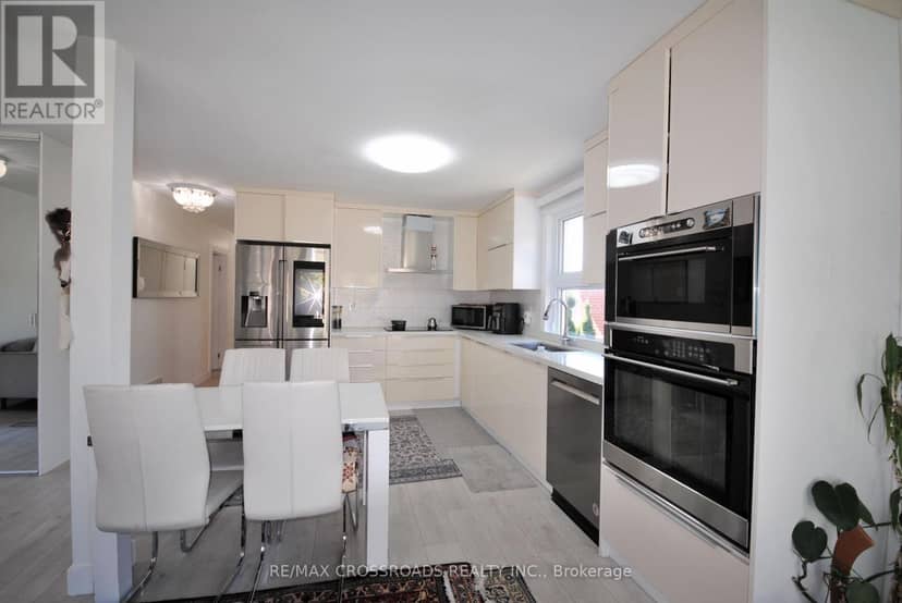 25 Arbutus Crescent, Toronto, photo 6