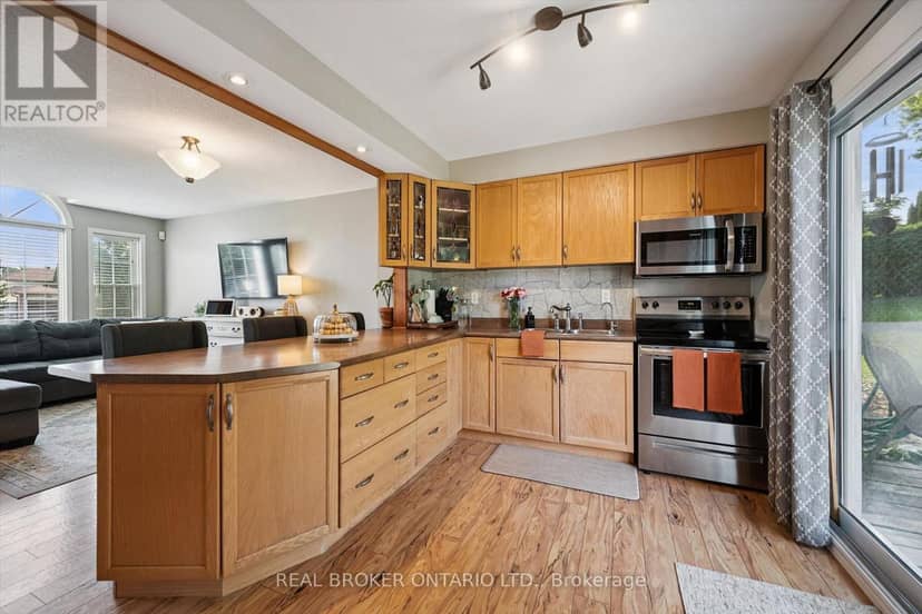 108 Canrobert Street — photo 11 of 39