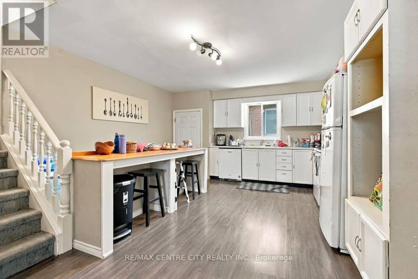 215 Walmer Grove — photo 10 of 40