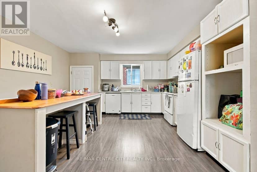 215 Walmer Grove — photo 11 of 40