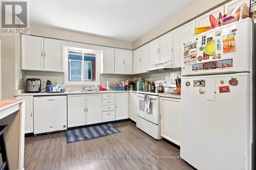 215 Walmer Grove — photo 12 of 40