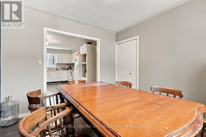 215 Walmer Grove — photo 15 of 40