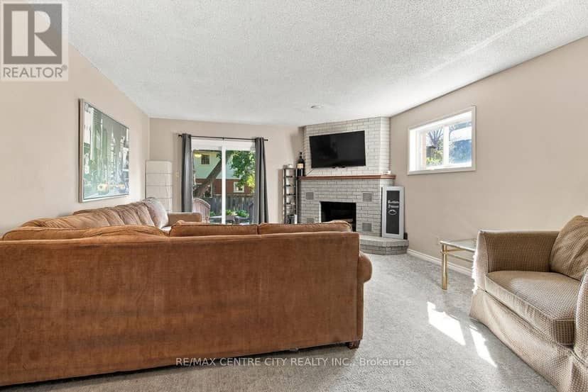 215 Walmer Grove — photo 16 of 40