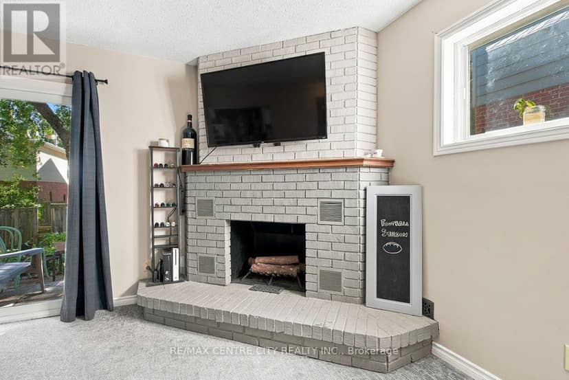 215 Walmer Grove — photo 18 of 40