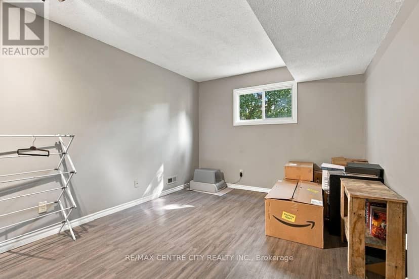 215 Walmer Grove — photo 31 of 40