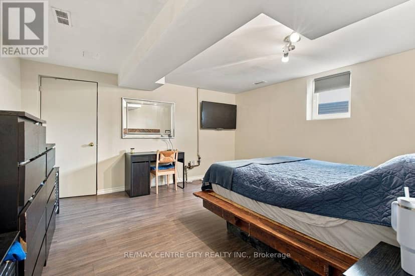 215 Walmer Grove — photo 34 of 40