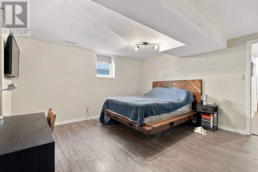 215 Walmer Grove — photo 35 of 40