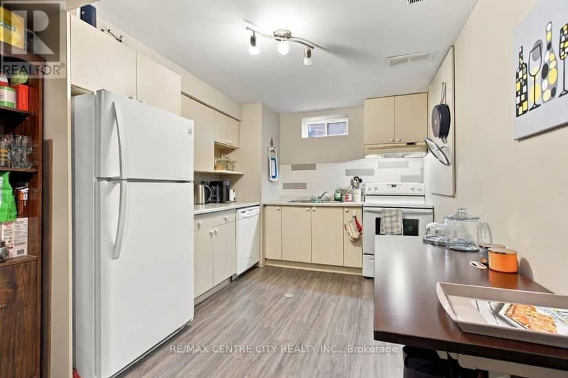 215 Walmer Grove — photo 36 of 40