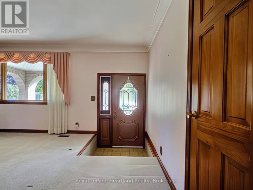 26 York Crescent — photo 12 of 35