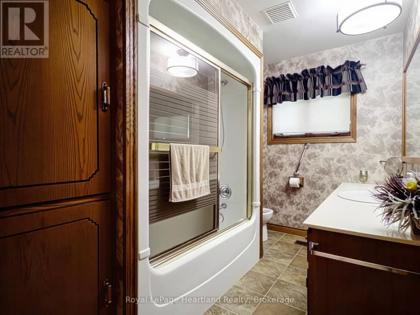 26 York Crescent — photo 15 of 35