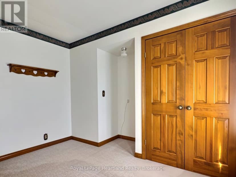 26 York Crescent — photo 17 of 35