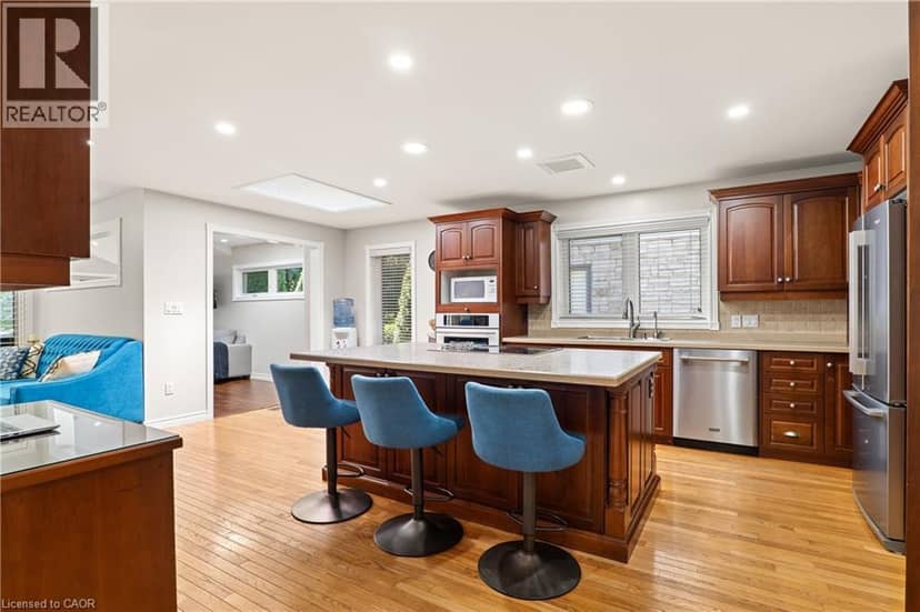 648 BAYHAMPTON Crescent — photo 12 of 40