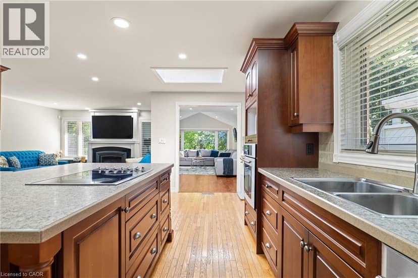 648 BAYHAMPTON Crescent — photo 14 of 40