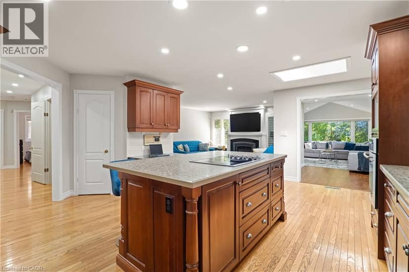 648 BAYHAMPTON Crescent — photo 15 of 40