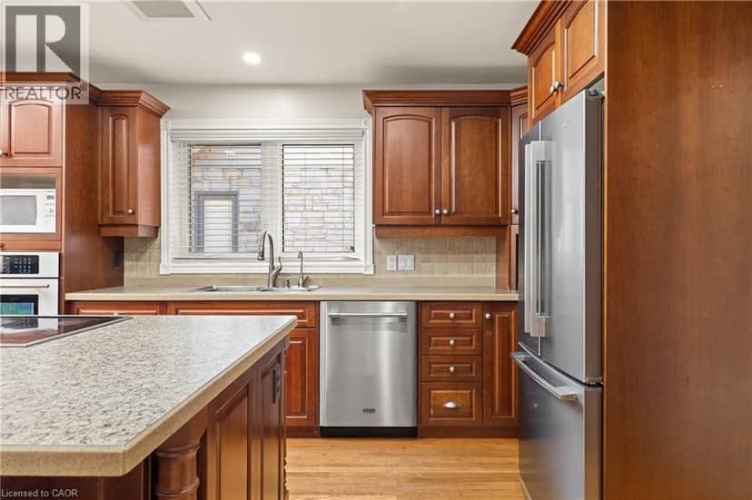 648 BAYHAMPTON Crescent — photo 17 of 40