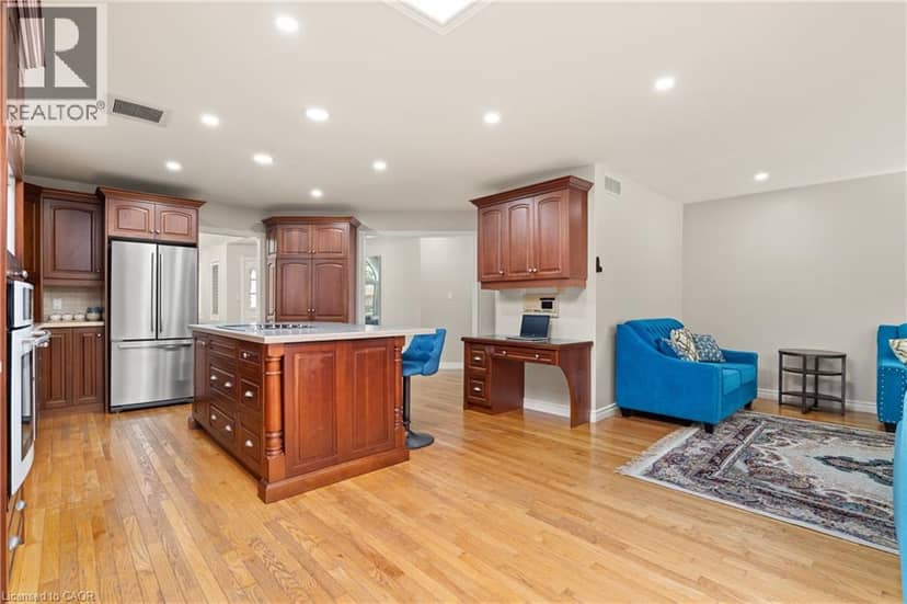 648 BAYHAMPTON Crescent — photo 18 of 40