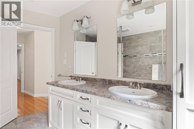 648 BAYHAMPTON Crescent — photo 26 of 40