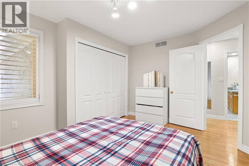 648 BAYHAMPTON Crescent — photo 30 of 40