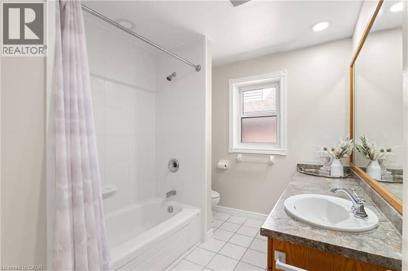 648 BAYHAMPTON Crescent — photo 31 of 40