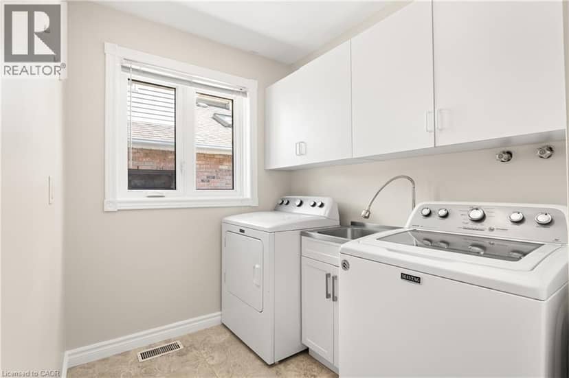 648 BAYHAMPTON Crescent — photo 32 of 40