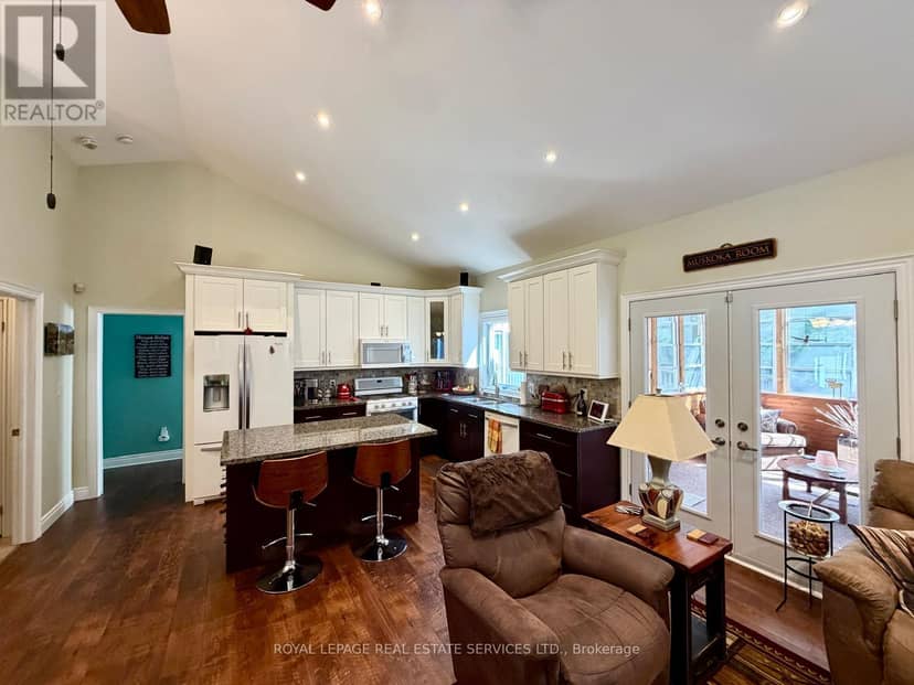 1045 Tower Crescent — photo 8 of 40