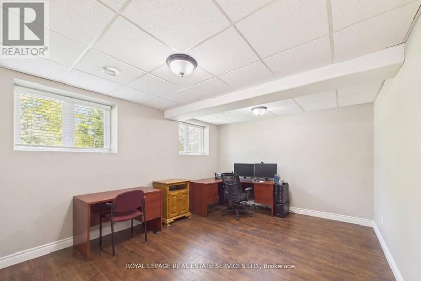 1045 Tower Crescent — photo 31 of 40