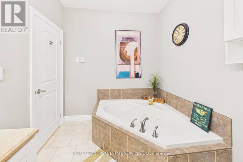 1045 Tower Crescent — photo 18 of 40