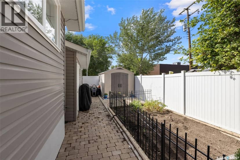 2122 Wascana STREET — photo 29 of 34