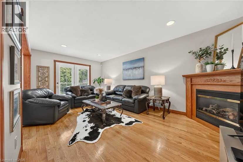 52 ARCHWOOD Crescent — photo 15 of 40