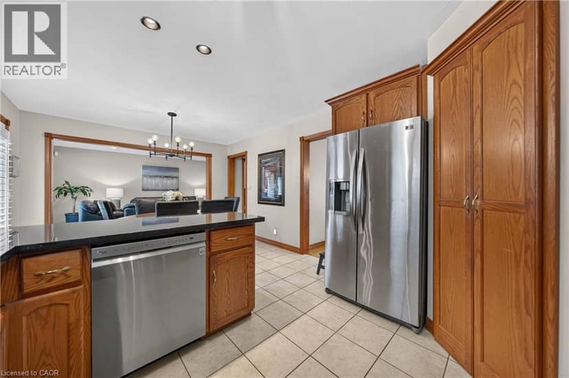 52 ARCHWOOD Crescent — photo 21 of 40