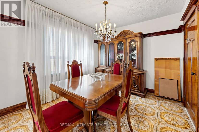 494 Oakwood Avenue W — photo 7 of 33