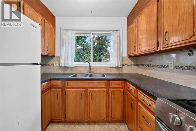 4831 48 Street NW — photo 9 of 40