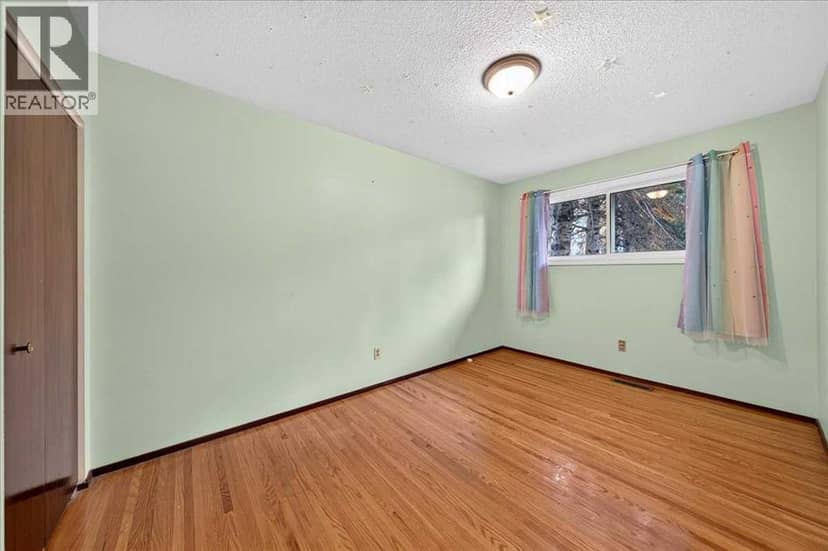 4831 48 Street NW — photo 18 of 40