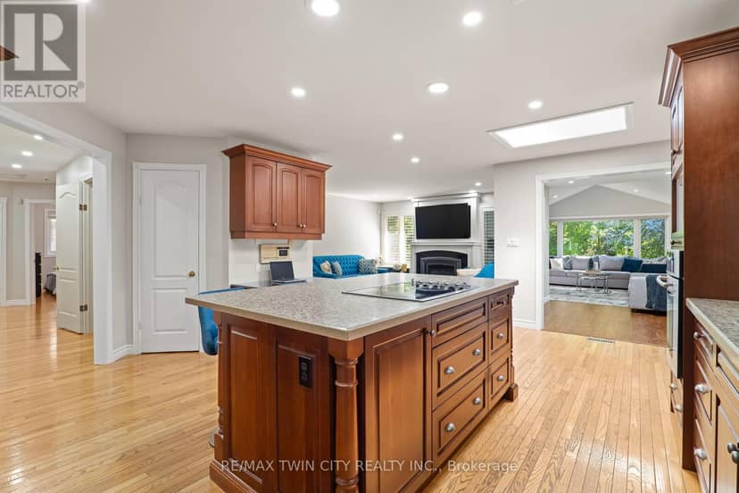 648 Bayhampton Crescent — photo 13 of 40