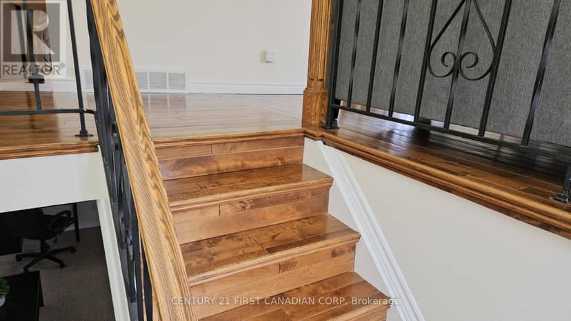 45 Locust Crescent — photo 3 of 27