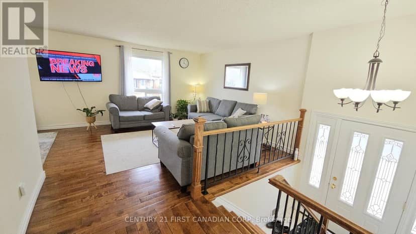 45 Locust Crescent — photo 4 of 27