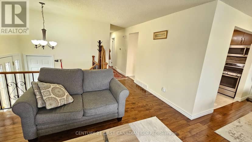 45 Locust Crescent — photo 6 of 27