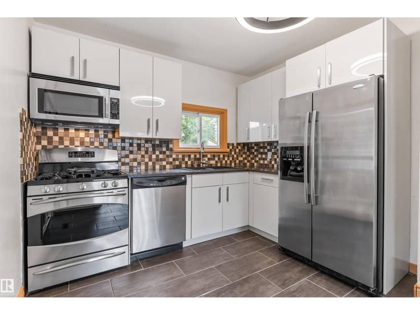 11230 75 AV NW — photo 10 of 40