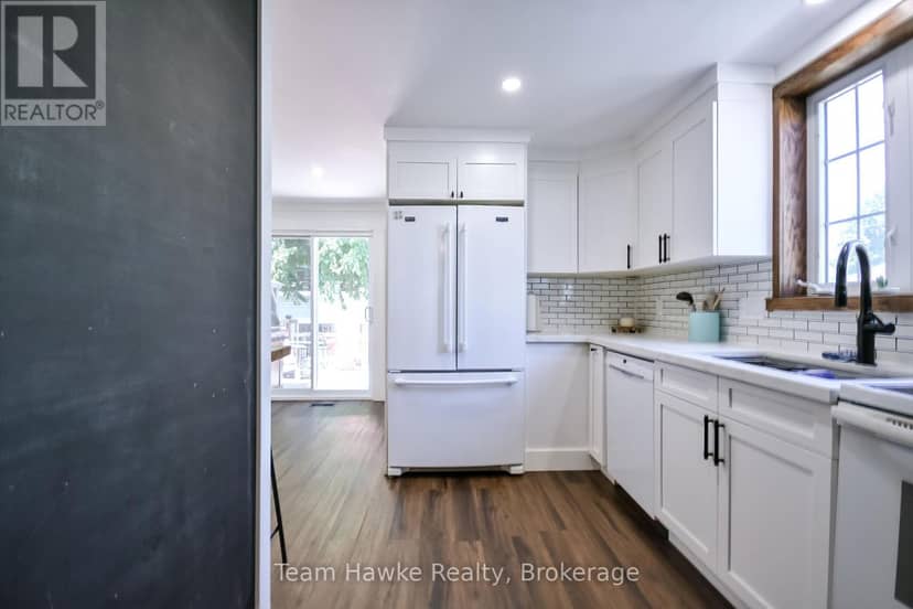 346 Yonge Street — photo 18 of 40