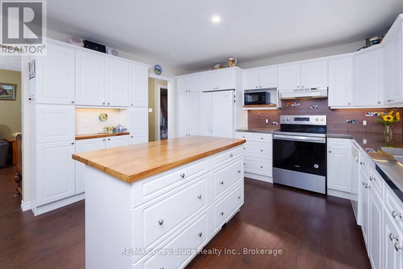 135 North Diagonal — photo 13 of 40