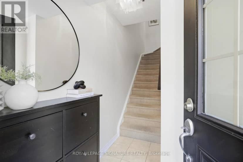 225 - 11 Ruttan Street — photo 5 of 37
