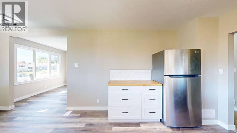 644 7 Street SW, Medicine Hat, photo 8