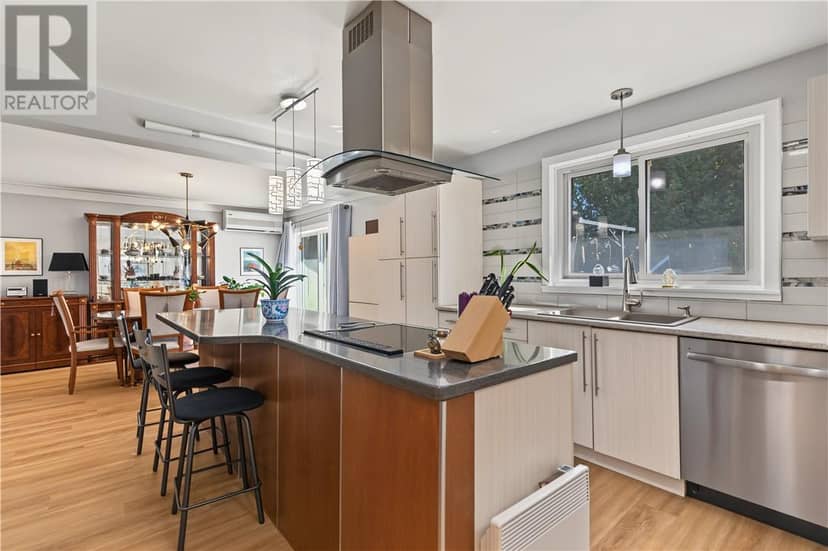1243 Hawthorne Drive — photo 15 of 40