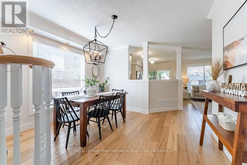 407 Baverstock Crescent — photo 3 of 40